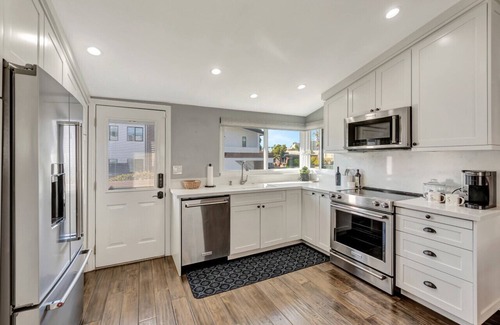 Corona del Mar Casa | Heart of Corona Del Mar! 10 minute walk to the beach/Steps to downtown!