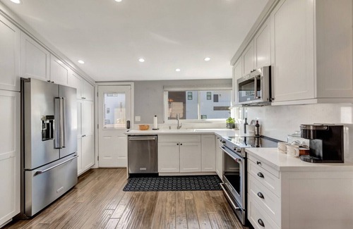 Corona del Mar Casa | Heart of Corona Del Mar! 10 minute walk to the beach/Steps to downtown!