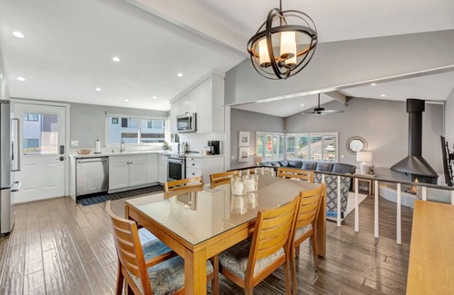 Corona del Mar Casa | Heart of Corona Del Mar! 10 minute walk to the beach/Steps to downtown!
