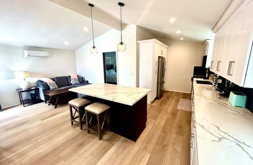 Corona del Mar Casa | Heart of Corona Del Mar! Chic Bungalow! 10 minute walk to the beach/Steps to downtown!