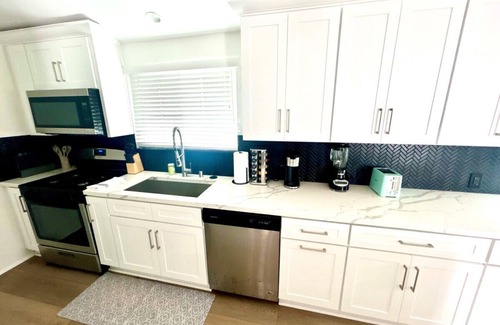 Corona del Mar Casa | Heart of Corona Del Mar! Chic Bungalow! 10 minute walk to the beach/Steps to downtown!