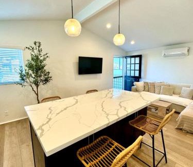 Corona del Mar Casa | Heart of Corona Del Mar 10 minute walk to beach steps to downtown