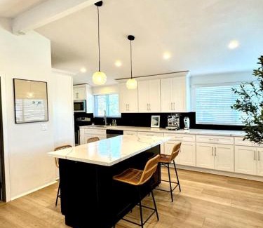 Corona del Mar Casa | Heart of Corona Del Mar 10 minute walk to beach steps to downtown