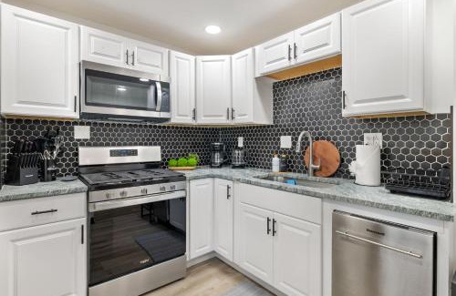 Pittsburgh Casa | Heart of Downtown, 5 mins to Andy Warhol Museum, Parking Available, Private Fenced Backyard, Smart TV, Washer and Dryer in Unit