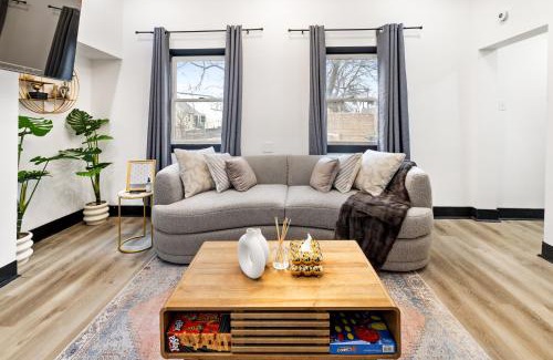 Pittsburgh Casa | Heart of Downtown, 5 mins to Andy Warhol Museum, Parking Available, Private Fenced Backyard, Smart TV, Washer and Dryer in Unit