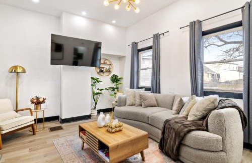 Pittsburgh Casa | Heart of Downtown, 5 mins to Andy Warhol Museum, Parking Available, Private Fenced Backyard, Smart TV, Washer and Dryer in Unit