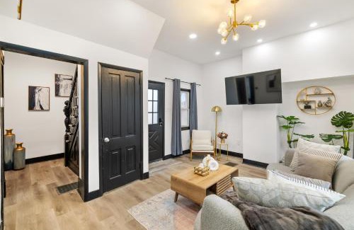 Pittsburgh Casa | Heart of Downtown, 5 mins to Andy Warhol Museum, Parking Available, Private Fenced Backyard, Smart TV, Washer and Dryer in Unit