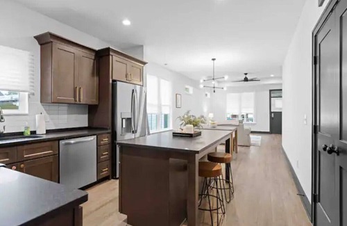 Chattanooga Casa | Heart of Downtown Chattanooga | Sleeps 8 | Pool Table
