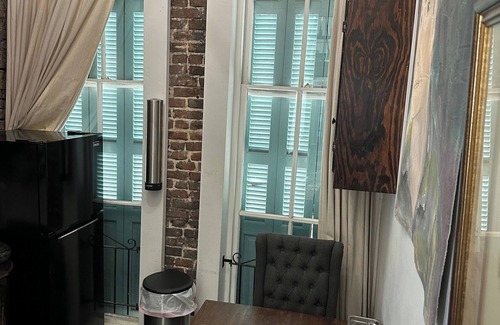 Central Business District Condominio | Heart of Downtown w Balcony by Dauphin St; walk to restaurants & shops SLEEPS 6!