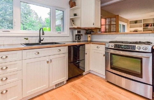 Elora Casa | Heart of downtown w/ private backyard. Walk to Elora Mill!