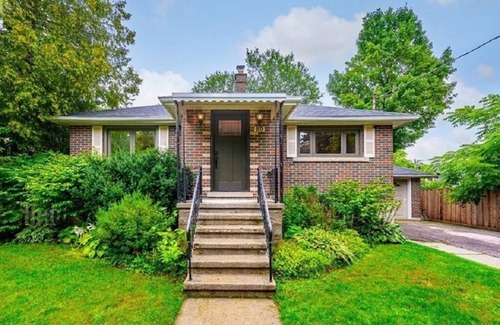 Elora Casa | Heart of downtown w/ private backyard. Walk to Elora Mill!