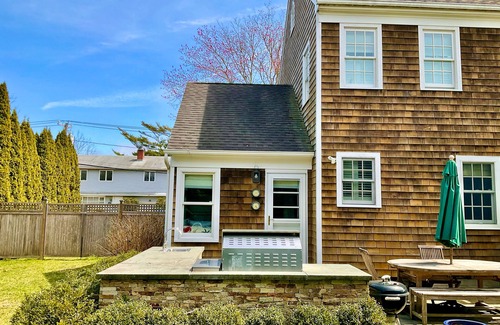 Village of East Hampton Casa | Heart of East Hampton Village with Outdoor Kitchen