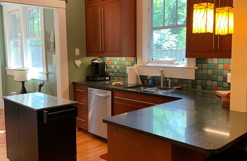 Athens Casa | Heart of Five Points Craftsman Cottage - Camina hasta el patio cercado de UGA para mascotas