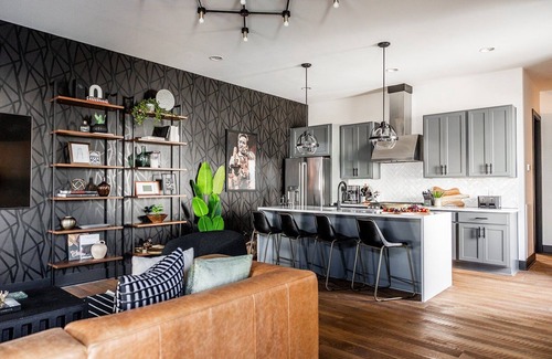 Edgehill Cabaña | Heart of Gulch - 4 Min to Broadway - Designer Home