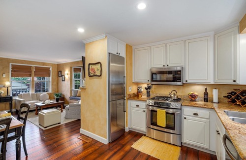 Healdsburg Cabaña | Heart of Healdsburg | Complimentary wine tasting at Croix Estate included!
