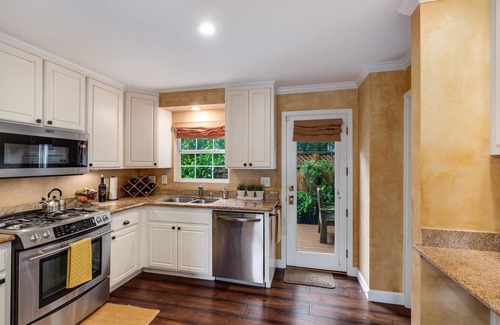 Healdsburg Cabaña | Heart of Healdsburg | Complimentary wine tasting at Croix Estate included!