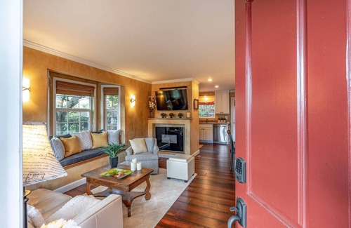 Healdsburg Cabaña | Heart of Healdsburg | Complimentary wine tasting at Croix Estate included!