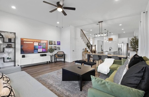 Northside Casa | Heart of Houston | 4BR I Free Parking | Sleeps 10