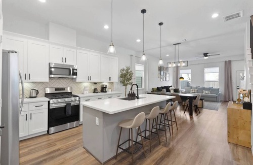 Northside Casa | Heart of Houston | 4BR I Free Parking | Sleeps 10