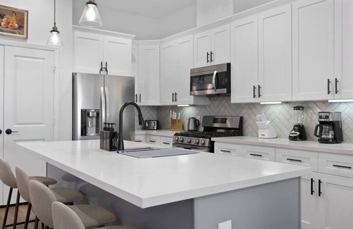 Northside Casa | Heart of Houston | 4BR I Free Parking | Sleeps 10