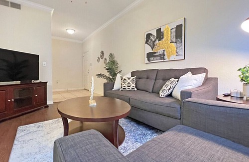 Westchase Apartamento | Heart of Idyllic Westchase, Walk to Cafes, Restaurants