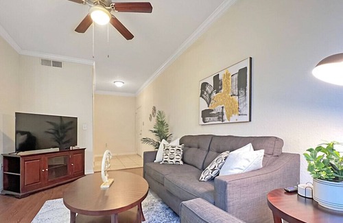 Westchase Apartamento | Heart of Idyllic Westchase, Walk to Cafes, Restaurants