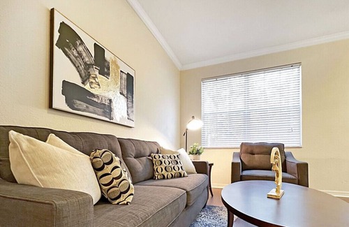 Westchase Apartamento | Heart of Idyllic Westchase, Walk to Cafes, Restaurants