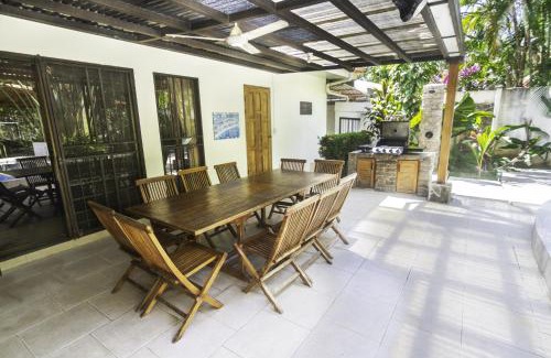 Barrio Ricos y Famosos Casa | Heart of Jaco- Luxury Villa with Pool