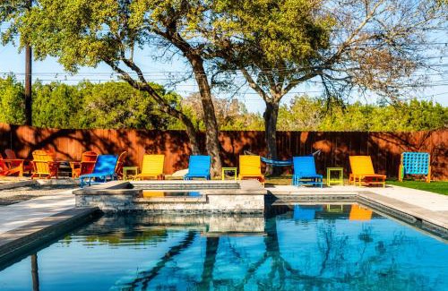 Lodge Acres Casa | Heart of Lake Travis-Hot Tub&Pool-Black Light Room