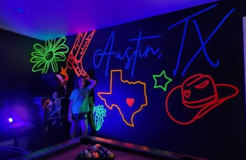 Lodge Acres Casa | Heart of Lake Travis-Hot Tub&Pool-Black Light Room