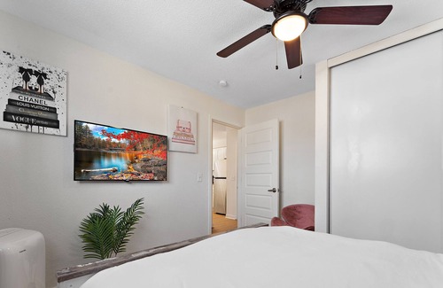 Northeast Minneapolis Arts District Apartamento | Heart of Mpls Art District 2 Bedroom Home w Balcony