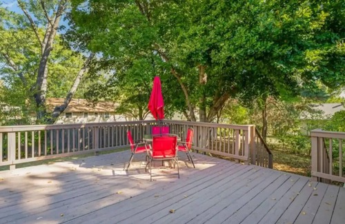 Lenexa Casa | Heart of Overland Park - 3BD - Backyard - BBQ with Netflix