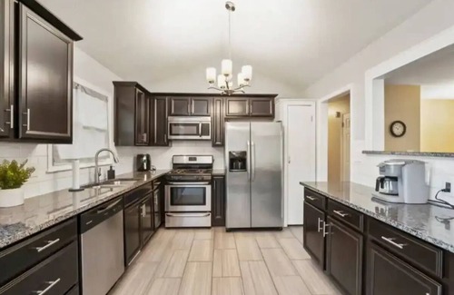Lenexa Casa | Heart of Overland Park 3BD Backyard BBQ w/ Netflix