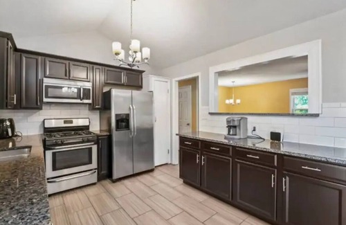 Lenexa Casa | Heart of Overland Park 3BD Backyard BBQ w/ Netflix