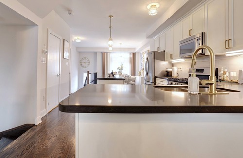 Lakeview Casa | Heart of Port Credit | Lakefront,Dining & Shopping