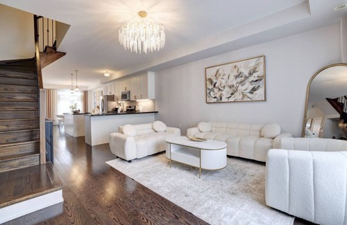 Lakeview Apartamento | Heart of Port Credit | Lakefront,Dining & Shopping
