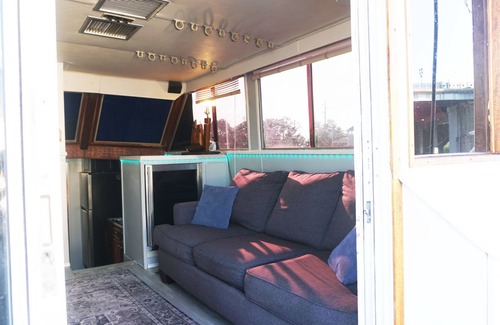 Fox Point Alquiler De Eote | Heart of Providence - 42 ft. Heated House Boat
