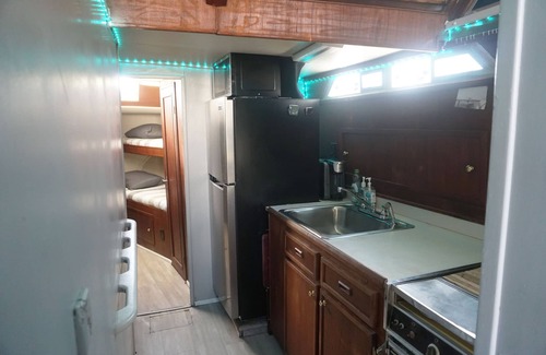 Fox Point Alquiler De Eote | Heart of Providence - 42 ft. Heated House Boat