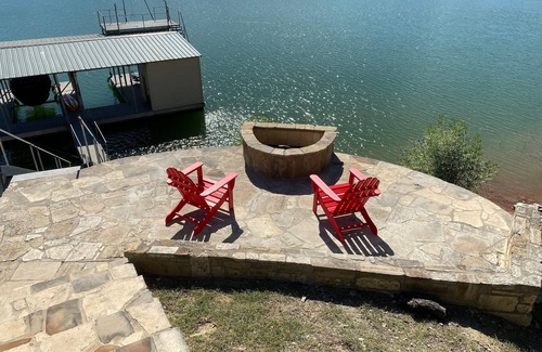 Pedernales Bend Casa | Corazón de Spicewood Bañera de hidromasaje Balcón Capacidad para 22 personas Camas King Size