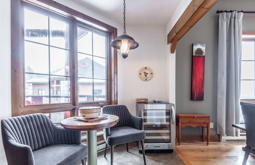Mont-Tremblant Pedestrian Village Condominio | Heart of Tremblant with Pool, Hot Tub and Beach Access