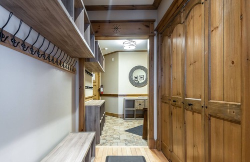 Mont-Tremblant Pedestrian Village Condominio | Heart of Tremblant with Pool, Hot Tub and Beach Access