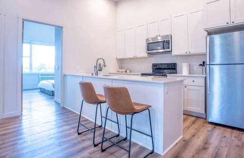 Downtown Vancouver Apartamento | Heart of Vancouver Modern Loft w/ King & Queen Bed