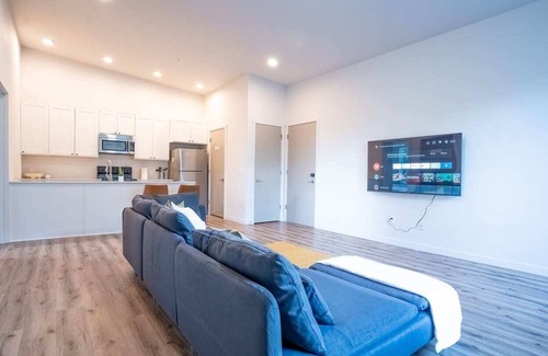 Downtown Vancouver Apartamento | Heart of Vancouver Modern Loft w/ King & Queen Bed