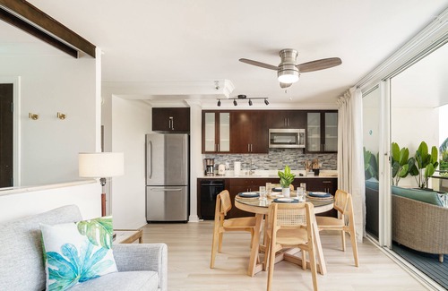 Honolulu Condominio | Heart of Waikiki! Modern 2-bedroom/1-bath, Short walk to beach, FREE Parking!