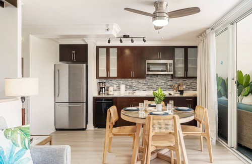 Honolulu Condominio | Heart of Waikiki! Modern 2-bedroom/1-bath, Short walk to beach, FREE Parking!