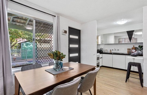 Wembley Casa | Heart of Wembley! 2 BR, 6km to Floreat Beach!