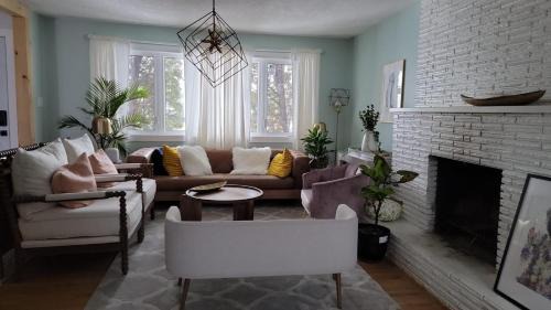 Southwest Calgary Casa | Heart to Downtown - Bright and Sunny Ultra Premium Queen bedroom