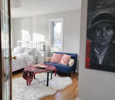 Southwest Calgary Casa | Heart to Downtown - Bright and Sunny Ultra Premium Queen bedroom
