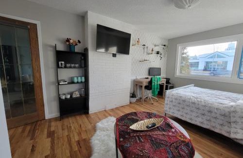 Southwest Calgary Casa | Heart to Downtown - Bright and Sunny Ultra Premium Queen bedroom