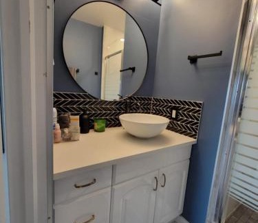 Southwest Calgary Casa | Heart to Downtown - Bright and Sunny Ultra Premium Queen bedroom